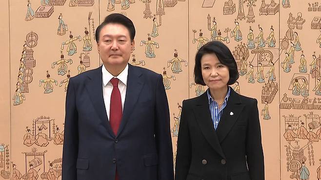 임명장 수여 뒤 이진숙 방송통신위원장과 기념촬영하는 윤석열 대통령