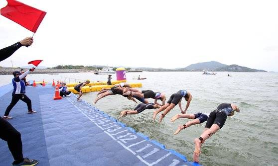 지난 5월 전북 무안군에서 열린 제53회 전국소년체육대회 철인3종경기대회에서 남자부 선수들이 수영 스타트를 하고 있다. 뉴스1
