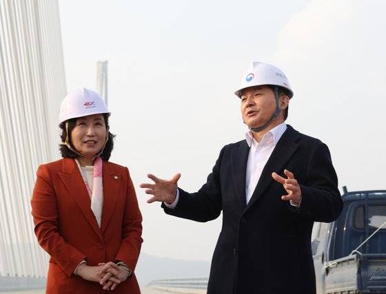 원희룡 국토교통부 장관과 국민의힘 전주혜 원내대변인이 서울 강동구 고덕대교 건설현장을 방문했다. [연합뉴스]