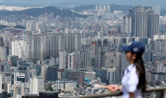 서울 중구 남산에서 바라본 서울 도심 아파트 단지 모습. 뉴스1