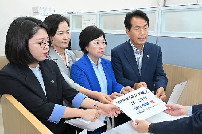 더불어민주당 김현 국회의원, 조국혁신당 이해민 국회의원, 진보당 윤종오 국회의원, 기본소득당 용혜인 의원이 1일 오후 서울 여의도 국회 의안과에서 '이진숙 방송통신위원장에 대한 탄핵소추안'을 제출하고 있다. / 사진=연합뉴스