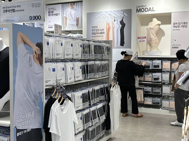 소비자들이 SPA 브랜드 의류를 둘러보고 있다. 사진=이랜드 제공