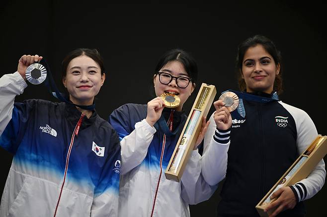 28일(현지시간) 프랑스 샤토루 CNTS 사격장에서 열린 2024파리올림픽 사격 여자 10m 공기권총 시상식에서 금, 은메달을 획득한 오예진과(가운데) 김예지가 시상대에 올라 기념사진을 찍고 있다.2024.7.28 샤토루=올림픽사진공동취재단/HC