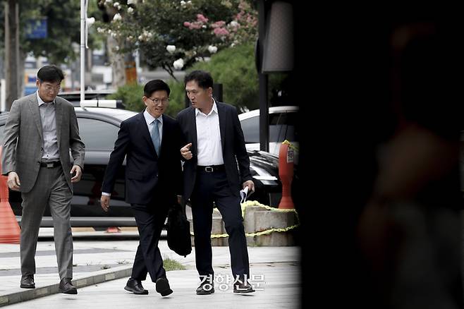 김문수 고용노동부 장관 후보자가 1일 인사청문회 준비사무실이 있는 서울 강남구 강남고용노동지청으로 출근하고 있다. 문재원 기자