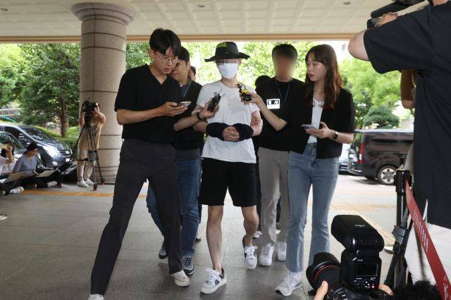 서울 은평구의 한 아파트에서 이웃 주민을 일본도로 살해한 혐의를 받는 백모(37)씨가 1일 구속 전 피의자 심문을 받기 위해 서울 마포구 서울서부지법에 출석했다. 연합뉴스