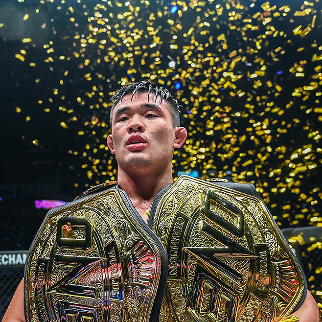 한국계 파이터 크리스천 리가 2022년 11월 아시아 최대 단체 원챔피언십 종합격투기 두 체급 석권을 달성한 후 긴장이 풀린 표정을 짓고 있다. 사진=ONE Championship 제공