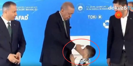 레제프 타이이프 에르도안 튀르키예 대통령이 공식 행사 무대서 어린 아이가 자신의 손등에 키스하지 않았다며 뺨을 때리는 모습. [사진 출처 = 유튜브 갈무리]