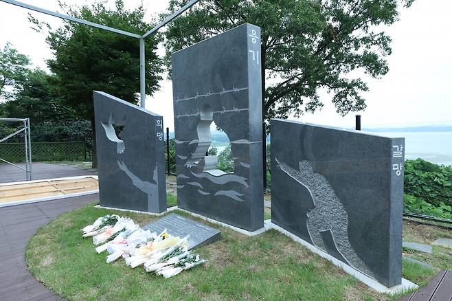 1일 경기도 파주의 오두산 통일전망대에서 제막된 '북한이탈주민의 날' 기념비. 통일부