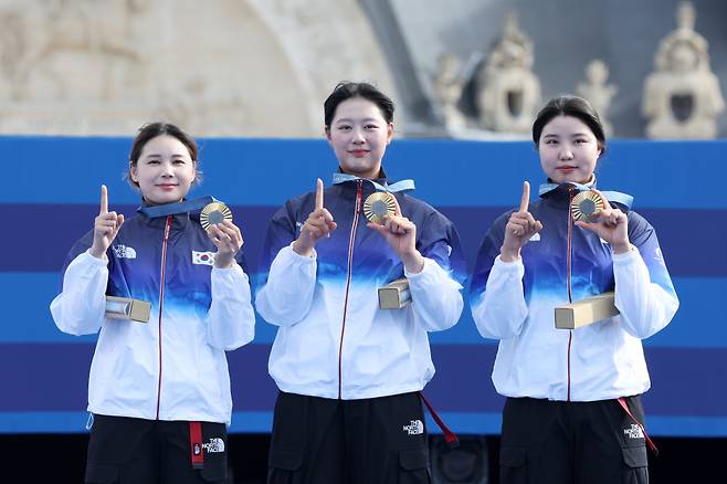 대한민국 여자 양궁 대표팀 전훈영, 임시현, 남수현(왼쪽부터 순서대로)이 지난 29일(한국시간) 프랑스 파리 레쟁발리드 특설 사로에서 열린 2024 파리올림픽 양궁 여자 단체전 시상식에서 금메달을 수여 받은 후 손가락과 메달을 이용해 '10연패' 세리머니를 하고 있다. /사진=뉴스1