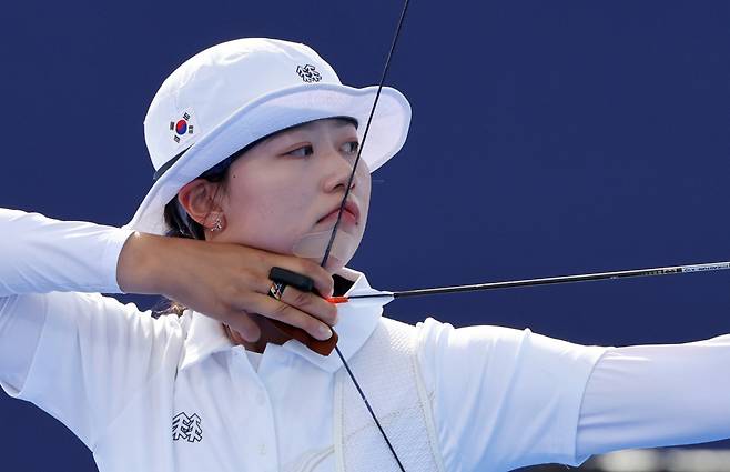 임시현이 28일(현지시각) 프랑스 파리 레쟁발리드에서 열린 파리올림픽 양궁 여자 단체전 결승 중국과의 경기에서 활시위를 당기고 있다. /사진=뉴시스