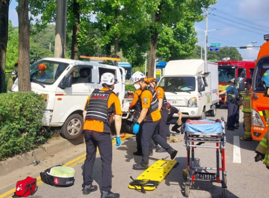 30일 오후 남동구 서창동의 한 도로에서 발생한 사고 모습. 인천소방본부 제공