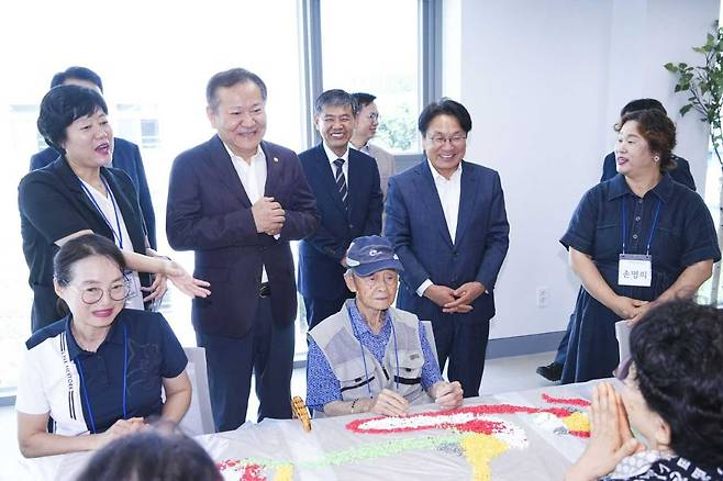 강기정 광주광역시장은 1일 광주를 방문한 이상민 행정안전부 장관을 만나 “국립국가트라우마치유센터 운영에 정부 책임을 높여달라”고 요청했다.