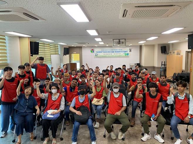 [양산=뉴시스] 양삼호지구 사업지 주변의 양산마을 환경 정화 캠페인을 하고 있다. (사진=양산시 제공) 2024.08.01. photo@newsis.com *재판매 및 DB 금지