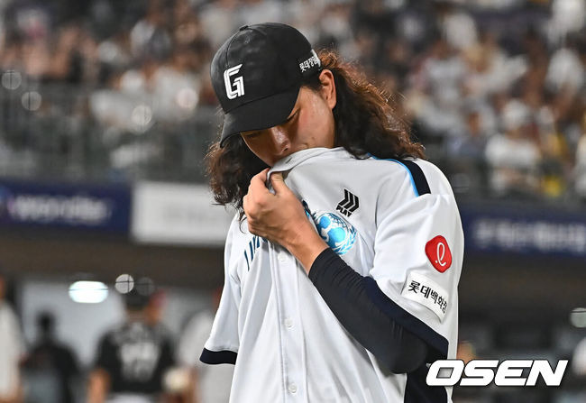 [OSEN=부산, 이석우 기자] 25일 부산 사직야구장에서 2024 신한 SOL 뱅크 KBO 리그 롯데 자이언츠와 LG 트윈스의 경기가 열렸다. 롯데 자이언츠 김원중이 9회초 2사 1,2루 LG 트윈스 구본혁에게 중견수 앞 동점 1타점 안타를 맞고 아쉬워하고 있다. 2024.07.25 / foto0307@osen.co.kr