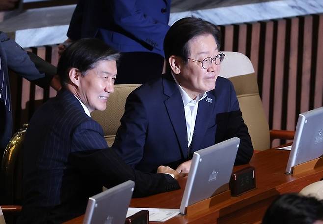 1일 오후 열린 국회 본회의에서 조국 조국혁신당 대표(왼쪽)와 이재명 더불어민주당 대표 후보가 회의장을 바라보고 있다. 연합뉴스