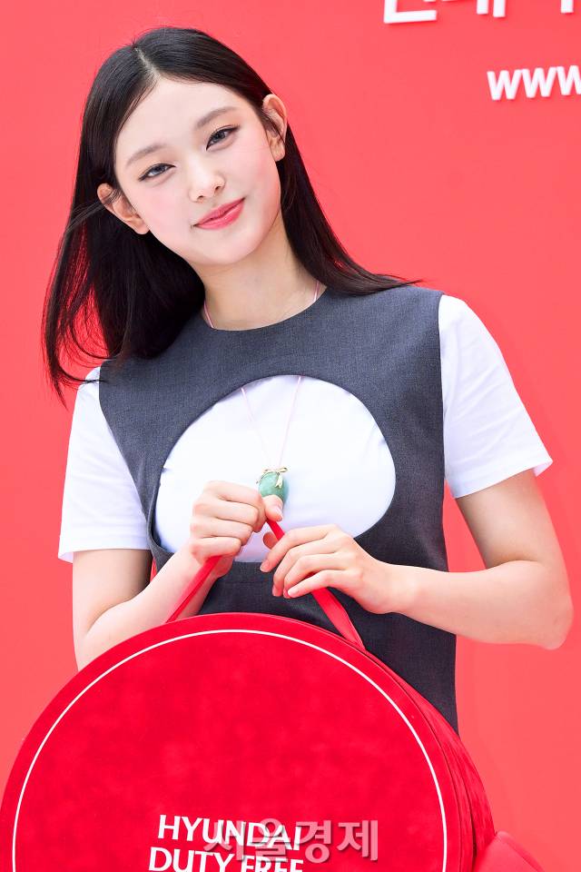 그룹 뉴진스(New Jeans) 해린이 1일 오후 서울 중구 현대백화점면세점 동대문점에서 진행된 경품 프로모션 포토콜에서 포즈를 취하고 있다. 김규빈 기자 2024.08.01