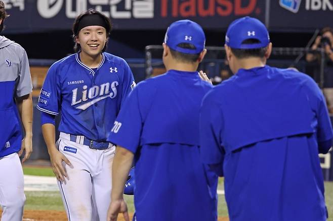 삼성 김현준(왼쪽)과 박진만 삼성 감독. 삼성 라이온즈 제공