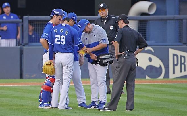 1일 잠실 LG전에서 타구를 팔로 막아낸 삼성 백정현. 삼성 라이온즈 제공
