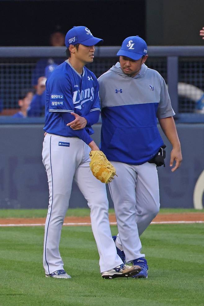 1회 타구를 직접 몸으로 막아내며 잡아낸 삼성 백정현. 삼성 라이온즈 제공