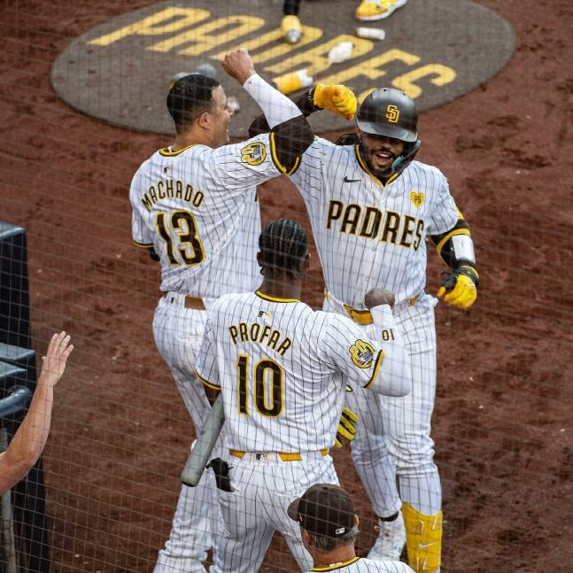 샌디에이고 루이스 캄푸사노(오른쪽)가 1일 LA 다저스전 홈런을 날리고 동료들과 기뻐하고 있다. /사진=샌디에이고 파드리스 공식 SNS 갈무리