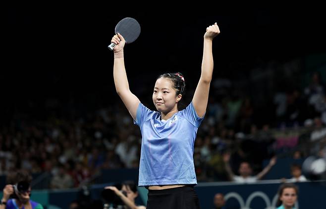 한국 여자 탁구의 간판 신유빈이 프랑스 파리의 사우스 파리 아레나4에서 열린 2024 파리 올림픽 탁구 여자 단식 8강전에서 세계랭킹 13위 일본의 히라노 미우를 게임 스코어 4-1로 꺾고 준결승에 진출했다. 이번 대회 혼합복식 동메달에 이어 개인전에서도 메달 획득을 노려볼 수 있게 됐다. 한국 여자 탁구는 2004 아테네 올림픽 이후 2008 베이징, 2012 런던, 2016 리우데자네이루, 2020 도쿄 대회 단식에서 메달을 수확하지 못했다. 사진 연합뉴스