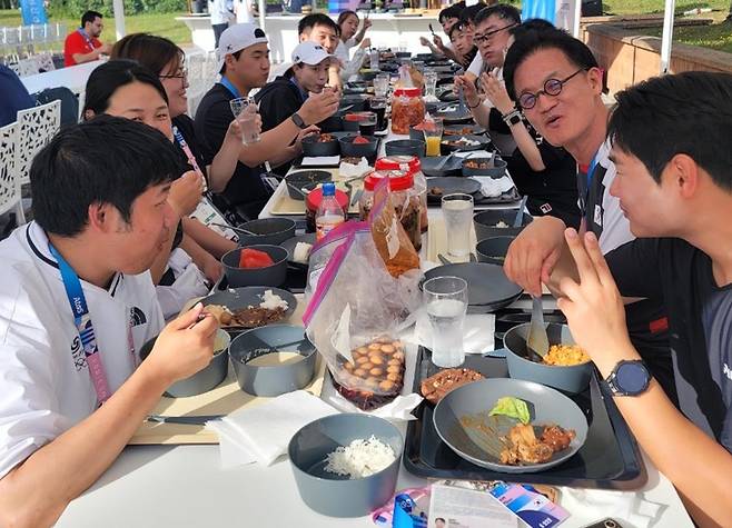 훈련이 끝나고 밝은 표정으로 한식으로 식사하는 사격 대표팀 [대한체육회 제공. 재판매 및 DB 금지]