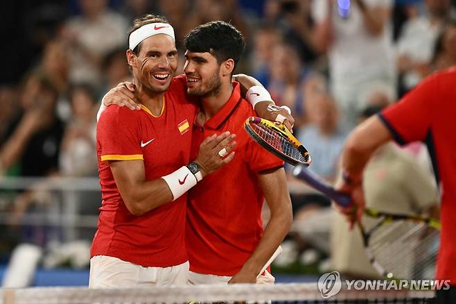 탈락이 확정된 후 알카라스(오른쪽)와 포옹하며 격려하는 나달. [AFP=연합뉴스]