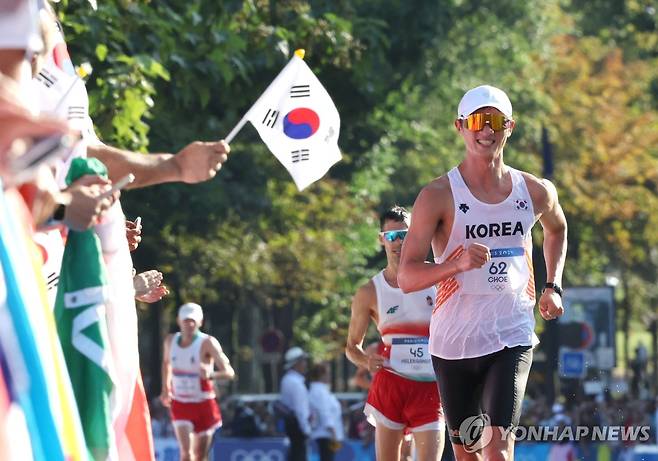 최병광, '최선을 다해서' (파리=연합뉴스) 임화영 기자 = 2024 파리올림픽 육상 경보 남자 20km에 출전한 한국 최병광(62번)이 1일(현지시간) 프랑스 파리 에펠탑 인근에 마련된 경보 경기장에서 레이스를 펼치고 있다. 2024.8.1 hwayoung7@yna.co.kr