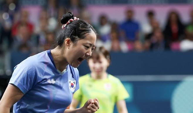 1일(현지시간) 프랑스 파리 사우스 파리 아레나에서 열린 2024 파리올림픽 탁구 여자 단식 8강전에서 한국 신유빈이 일본 히라노 미우를 상대하며 함성과 함께 주먹을 쥐고 있다.(사진=연합뉴스)