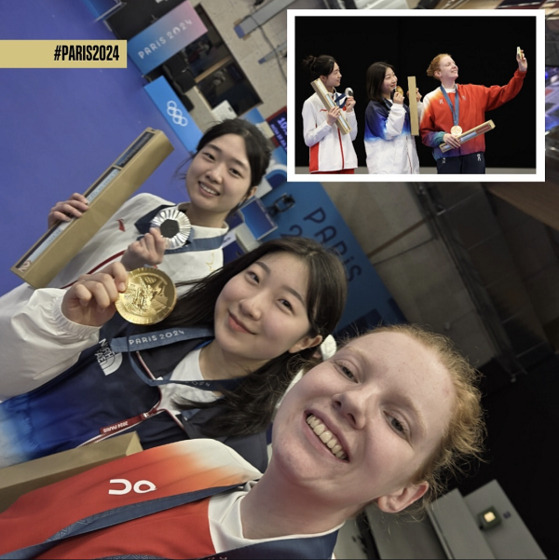 사격에서 금메달을 딴 반효진의 시상대 셀카. 〈사진=국제올림픽위원회(IOC) 인스타그램〉