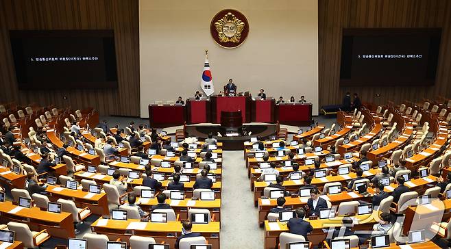 2일 오후 서울 여의도 국회에서 열린 본회의에서 이진숙 방송통신위원장 탄핵소추안이 188표 중 찬성 186표, 반대 1표, 무효 1표로 통과되고 있다. 2024.8.2/뉴스1 ⓒ News1 김민지 기자