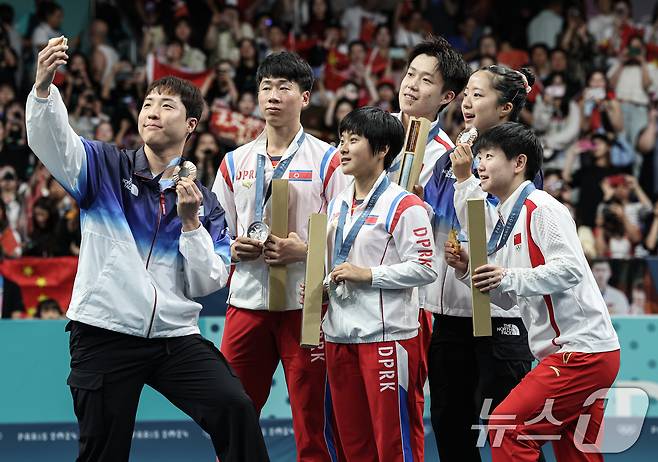 대한민국 탁구 대표팀 신유빈, 임종훈 선수가 30일(한국시간) 프랑스 파리 사우스 파리 아레나4에서 열린 '2024 파리올림픽' 탁구 혼합복식 시상식에서 금메달을 획득한 중국 왕추친, 쑨잉사와 은메달을 획득한 북한 리종식, 김금용과 함께 기념촬영을 하고 있다. 2024.7.30/뉴스1 ⓒ News1 이동해 기자