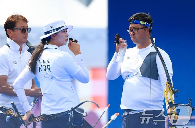 대한민국 양궁 대표팀 김우진, 임시현 선수가 2일 오후(한국시간) 프랑스 파리 앵발리드에서 진행된 파리올림픽 양궁 혼성 단체 8강 이탈리아의 키아라 레발리아티, 마우로 네스폴리 조와의 경기에서 대화를 하고 있다. 2024.8.2/뉴스1 ⓒ News1 박정호 기자