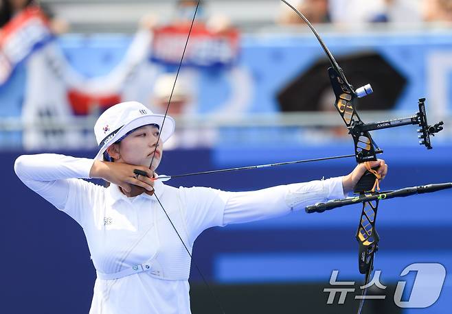 대한민국 양궁 대표팀 임시현 선수가 2일 오후(한국시간) 프랑스 파리 앵발리드에서 진행된 파리올림픽 양궁 혼성 단체 8강 이탈리아의 키아라 레발리아티, 마우로 네스폴리 조와의 경기에서 활시위를 당기고 있다. 2024.8.2/뉴스1 ⓒ News1 박정호 기자