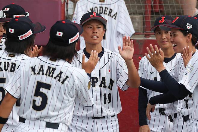 일본 대표팀. 가운데는 아야미 사토. 사진 | WBSC