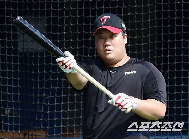 30일 서울 잠실구장에서 열리는 LG와 삼성의 경기. 번트 훈련을 하고 있는 김범석. 잠실=송정헌 기자songs@sportschosun.com/2024.07.30/