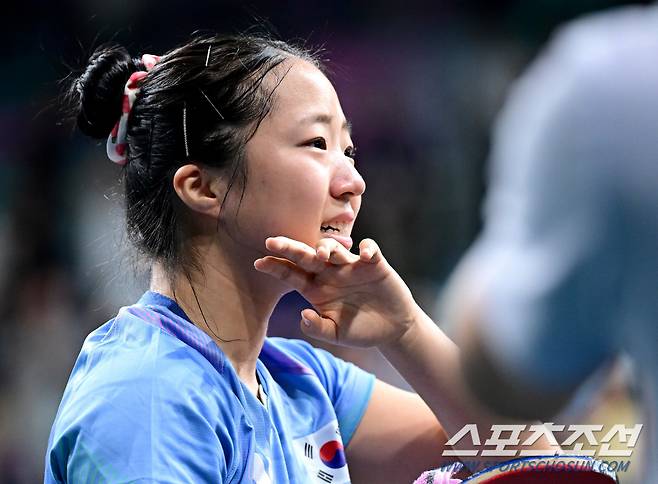 탁구 국가대표 신유빈이 1일(한국 시간) 프랑스 사우스 파리 아레나4에서 열린 2024 파리올림픽 탁구 여자 단식 8강에서 일본의 히라노 미우(세계 13위)에 풀게임 접전 끝에 게임 스코어 4대3으로 승리 뒤 눈물을 흘리고 있다. 파리(프랑스)=정재근 기자 cjg@sportschosun.com/2024.8.1/