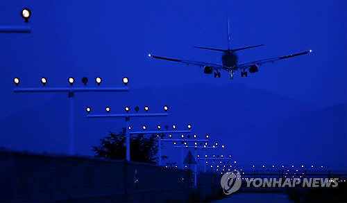 김해공항에 이륙하는 항공기. [연합뉴스]