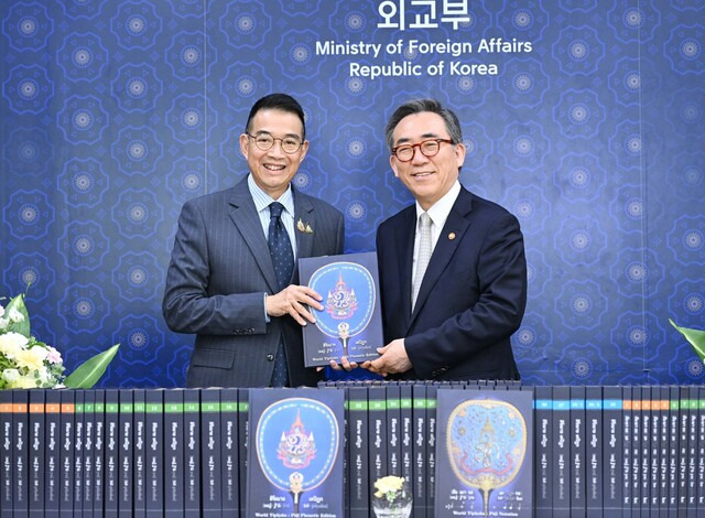 한국을 방문한 마릿 태국 외교장관과 조태열 외교장관이 2일 외교부 청사에서 회담을 하면서태국이 한국에 전달한 불교 경전 특별판 앞에서 기념사진을 찍었다. 외교부 제공