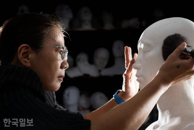배우의 얼굴을 캐릭터의 얼굴로 빚어내는 30년 차 분장감독 송종희. 박찬욱, 봉준호, 이창동, 김지운 등 한국 영화의 대표적 거장들과 50편이 넘는 작품을 작업해 왔다. 배우 송강호, 전도연, 이병헌, 김혜수, 박해일, 이영애의 얼굴이 그의 손을 거쳤다. 30년째, 1년도 쉬지 않고 현장의 현역이었다. 지금, 이 순간도 마찬가지다. 한국영화감독조합에서 수여하는 '2024 디렉터스컷 어워즈'에서 올해의 남녀 배우상을 수상한 배우 4명, 이병헌·김선영('콘크리트 유토피아'), 안재홍·염혜란('마스크걸') 모두가 '송종희의 작품'이었다. 그를 지난 9일 만났다. 이한호 기자