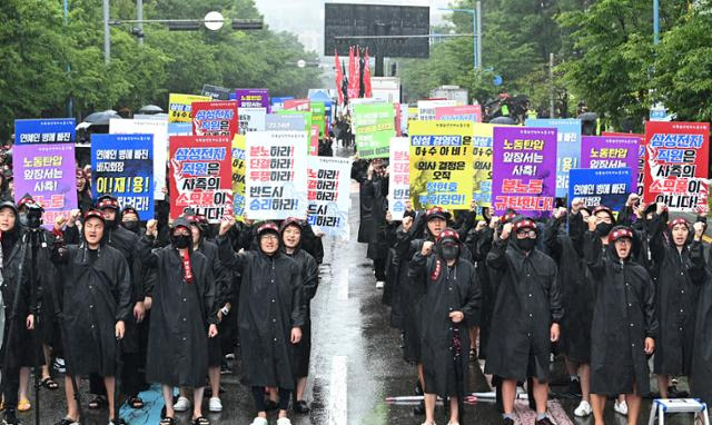 삼성전자 최대 노조인 전국삼성전자노동조합이 총파업에 돌입한 지난달 8일 경기 화성시 삼성전자 화성사업장 정문 앞에서 총파업 결의대회에 참가한 조합원들이 구호를 외치고 있다. 뉴시스