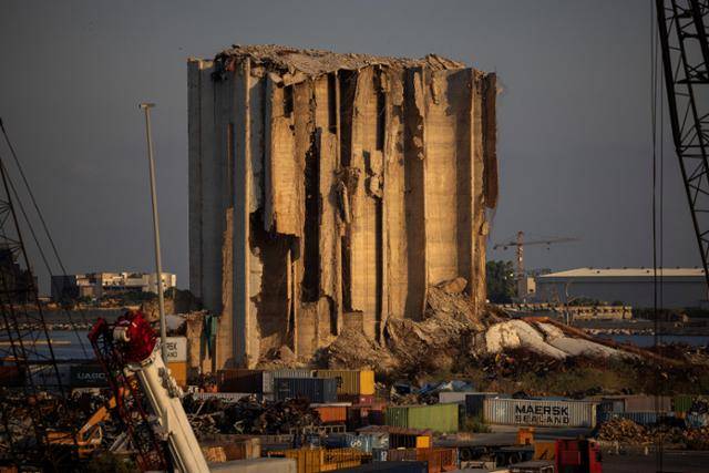 2020년 레바논 베이루트 대폭발 4주년을 앞둔 2일 당시 폭발 충격으로 파손된 베이루트 항구의 곡물 저장고 일부가 여전히 흉물스러운 모습으로 남아 있다. 최소 214명이 목숨을 잃고 6,000여 명이 부상했던 당시 폭발은 역사상 가장 강력한 비핵폭발로 기록됐다. 베이루트=로이터 연합뉴스