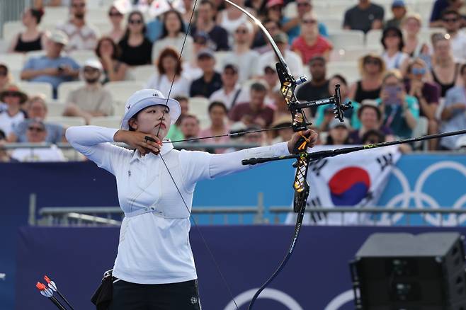 <yonhap photo-1126=""> 임시현 '32강전 향해 조준' (파리=연합뉴스) 임화영 기자 = 1일(현지시간) 프랑스 파리 레쟁발리드에서 열린 2024 파리올림픽 양궁 여자 개인전 푸에르토리코의 알론드라 리베라와의 64강 경기에서 임시현이 과녁을 조준하고 있다. 2024.8.2 hwayoung7@yna.co.kr/2024-08-02 02:00:34/ <저작권자 ⓒ 1980-2024 ㈜연합뉴스. 무단 전재 재배포 금지, AI 학습 및 활용 금지></yonhap>