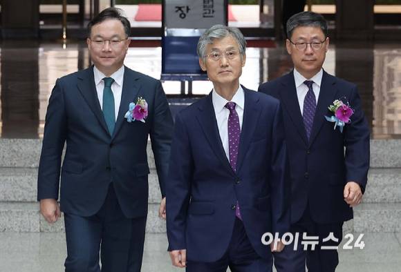 조희대 대법원장(가운데)과 노경필·박영재 신임 대법관이 2일 서울 서초구 대법원에서 열린 대법관 취임식에 입장하고 있다. [사진=사진공동취재단]