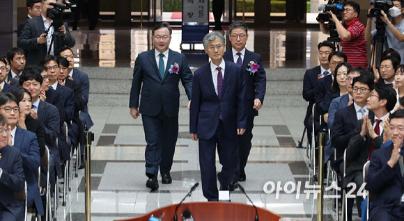조희대 대법원장(가운데)과 노경필·박영재 신임 대법관이 2일 서울 서초구 대법원에서 열린 대법관 취임식에 입장하고 있다. [사진=사진공동취재단]