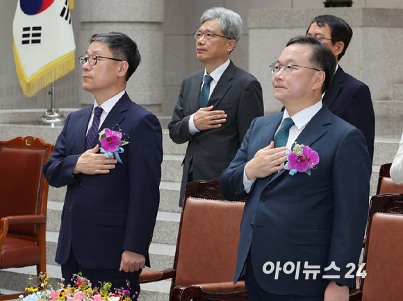 노경필·박영재 신임 대법관(앞줄 왼쪽부터)이 2일 서울 서초구 대법원에서 열린 대법관 취임식에서 국민의례를 하고 있다. [사진=사진공동취재단]