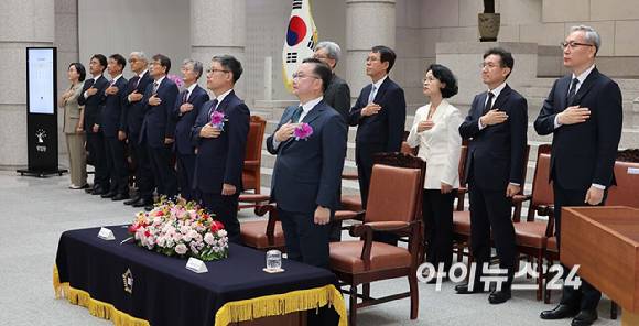 노경필·박영재 신임 대법관을 비롯한 조희대 대법원장, 대법관들이 2일 서울 서초구 대법원에서 열린 대법관 취임식에서 국민의례를 하고 있다. [사진=사진공동취재단]