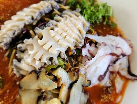 전복·소라·문어가 가득 들어간 모둠물회.