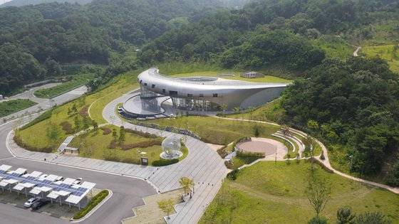 경주에 건설된 중저준위 방사성폐기물 처분장. 하지만 사용후핵연료인 고준위 방사성폐기물 처분장은 아직 계획도 세우지 못했다. [사진 한국원자력환경공단]