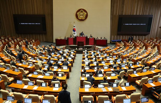 2일 오후 국회 본회의에서 이진숙 방송통신위원회 위원장 탄핵소추안이 야당 단독으로 통과되고 있다.연합뉴스